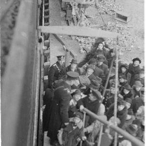 Venäjän lähetystö ja ulkomaalaisia nousemassa Tallinnan laivaan Helsingissä. 3-12-39.