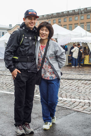 Christoph Cikragi (till vänster) och mamma Kaori Takano är i Finland för första gången. Bild på Christoph Cikragi och Kaori Takano, två turister på Salutorget.
