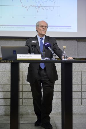 Sveriges Riksbanks vd Stefan Ingves berättar om att räntan är negativ Vd Stefan Ingves berättar att Sveriges riksbank har sänkt reporäntan till -0,20 %