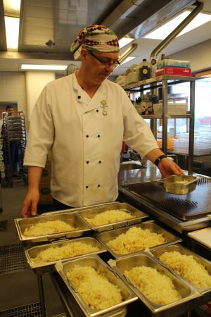 Kokki Jyrki Kallela valmistaa kasviskiusausta. Kokki Jyrki Kallela valmistaa ruokaa