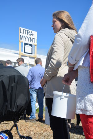 Kö till literförsäljning av soppa. Hinken med så är maten för en hel familj fixad! Suviseurat 2015 soppa och hink