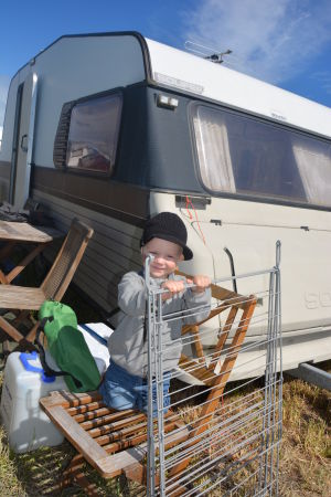 Lätt att tappa bort sig då man är liten. Suviseurat 2015 liten pojke framför husvagn