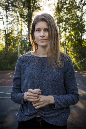 Sara studerar själv till läkare och tror att det har gjort henne ännu mer nyfiken på vad AIS innebär. Ung kvinna med långt brunt hår i närbild.