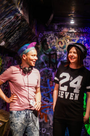 Joonas Kauhanen (till vänster) och Lilja Tamminen har ordnat flera vaporwave-klubbar i Helsingfors. Porträtt på Joonas Kauhanen och Lilja Tamminen, som ordnar Vaporwave-klubb på Eerikinkatu 11 i Helsingfors.