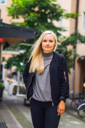 – Då man skär ner i socialskyddet och ger pengar till tredje sektorns organisationer kan man fråga sig ifall det är så att vi verkligen inte vill ha brödköer, säger fattigdomsforskare Maria Ohisalo. Porträtt på Maria Ohisalo, fattigdomsforskare och vice ordförande för De Gröna.