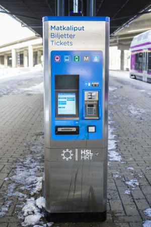 Så här ser det ut. De nya enkelbiljettautomaterna tar endast betalkort. HRT säger att det då inte finns en risk för att någon rånar automaten eftersom den inte innehåller några kontanter. Enkelbiljettautomat på Ilmala tågstation i Helsingfors