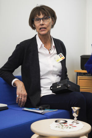 Barbro Eriksson fick ett vackert sockentyg av församlingrådet då hon blev prästvigd för trettio år sedan. Framför henne på pallen är hennes sockentyg som hon använder på Mejlans sjukhus då någon patient vill ta nattvarden. Sjukhuspräst Barbro Eriksson med hennes sockentyg framför sig.