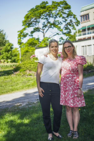 Fysioterapeut Annette Collin (t.v.) och smärtskötare Anette Lemström jobbar bägge med unga patienter med oförklarliga smärtor. Fysioterapeut Annette Collin (t.v.) och smärtläkare Anette Lemström på gården vid Mejlans sjukhus.