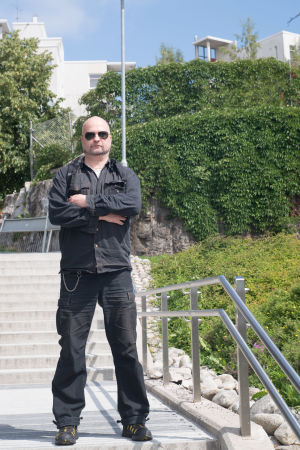 - Det är väldigt konstigt att passagen rivs upp igen med tanke på att de hållit på i flera år, säger Mellungsbackabon Sebastian. Mellungsbackabon Sebastian står på trapporna på Bredbergstorget. Han är klädd i svarta kläder, med svarta solglasögon och ser bestämd ut.