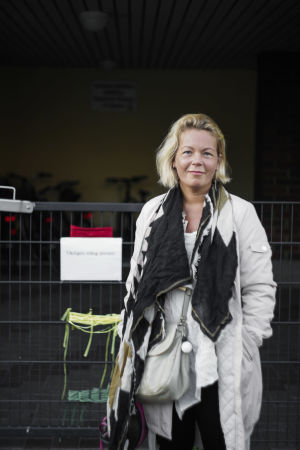 Johanna Wretdal och några andra föräldrar har organiserat sig för att göra något åt underbemanningskrisen. En bestämd kvinna mot en mörk bakgrund. I bakgrunden syns också en metallgrind.