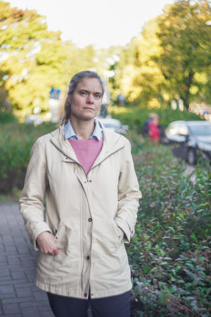 - En gång satt min dotter tillsammans med några vänner och åt löv och gud vet vad annat, berättar föräldern Wenche Backman-Kamila. En bestämd kvinna. I bakgrunden träd och buskage.