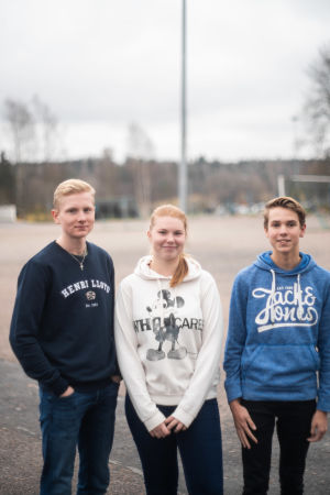 Studerandena Robin Forsman (till vänster), Rebecca Sandfors och Samuel Berg säger att projektet varit rätt kort, men ändå lärorikt. Tre studerande står framför en sandplan. Samuel Berg (t.h.), Rebecca Sandfors och Robin Forsman.