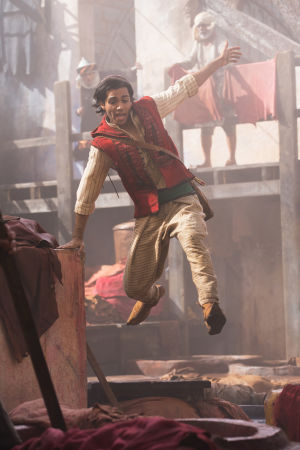 Aladdin (Mena Massoud) är killen som alltid ligger ett steg före. Aladdin (Mena Massoud) springer och tar ett språng i luften.