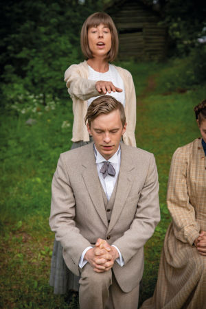Maria Åkerblom (Alexandra Mangs) välsignar Axel Sohlberg (Anders Karls). Maria Åkerblom (Alexandra Mangs) välsignar sin skara.