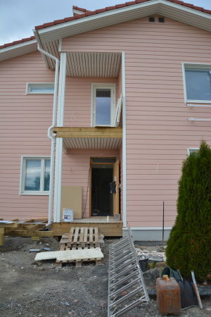 Utifrån är huset så gott som klart men inne finns en hel del jobb innan familjen kan flytta in. Ingången till familjen Lundströms nya hus.