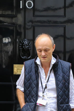 Boris Johnsons rådgivare Dominic Cummings på väg ut från 10, Downing Street 4.9.2019. Cummings brukar gå avslappnat klädd även då resten av sällskapet klär sig i kostym Boris Johnsons rådgivare Dominic Cummings på väg ut från 10, Downing Street 4.9.2019