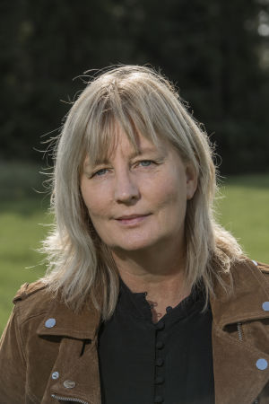 Karin Smirnoff har nytt på gång och inte heller den här gången blir det en gullig historia. Porträtt av Karin Smirnoff