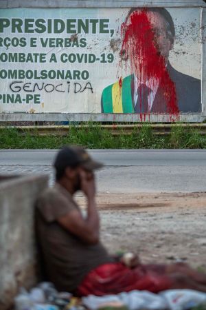 Ett vandaliserat plakat som föreställer president Jair Bolsonaro. Protest mot hans hantering av pandemin i Brasilien. Ett vandaliserat plakat som föreställer president Jair Bolsonaro. Protest mot hans hantering av pandemin i Brasilien.