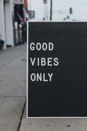 Det finns över 100 miljoner #goodvibes-inlägg bara på Instagram. skylt på gatan