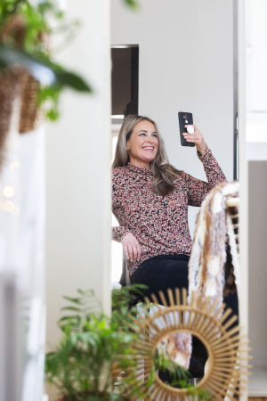 I sanningens namn är det ju nog tittarna som agerar sällskap åt redaktören, inte tvärtom. Anne Hietanen gör en Instagram-live