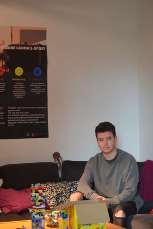 Kasper Hagman-Chafei anser att e-sportandet har gjort honom mera utåtriktad. E-sportstuderande Kasper Hagman-Chafei.
