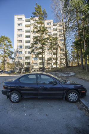 Västerkulla är ett förortsområde med många höghus med hyreslägenheter. Bil vid Hinderparken i Vanda.