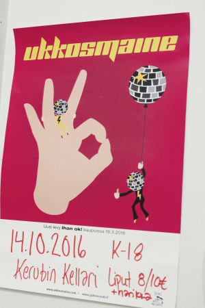 Pinkin värinen juliste jossa keltaisella teksti "Ukkosmaine", diskopallo ja käsi jonka peukalo ja etusormi yhdistyvät. Alaosassa yksityiskohtia keikan ajankohdasta.