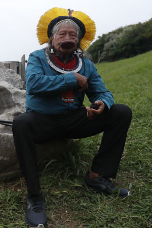 Mötet har sammankallats av Kayapo hövdingen Raoni Metuktire som betraktas som en levande legend i kampen för Amazonas Mötet har sammankallats av Kayapo hövdingen Raoni Metuktire som betraktas som en levande legend i kampen för Amazonas