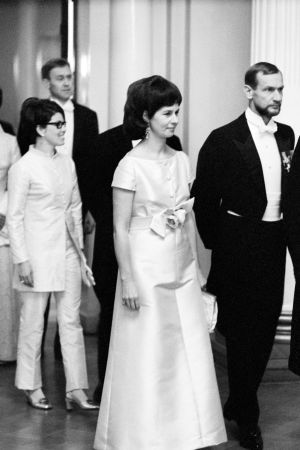 Jutta och Benedict Zilliacus på slottet år 1969. Man och kvinna på väg in i presidentens slott