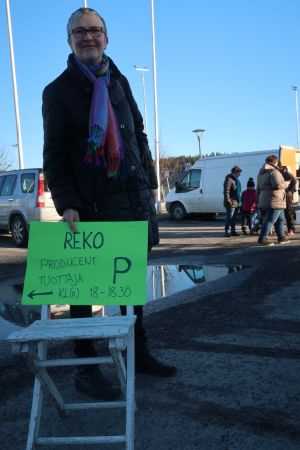 Solveig Friberg kunde inte annat än vara nöjd med dagen. Kvinna står vid en parkeringsplats med en parkeringsskylt för rekotillställning i handen.