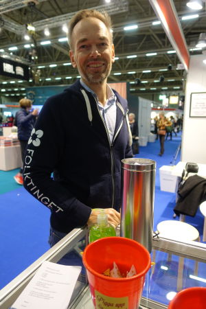 Folktinget är gärna med i en arbetsgrupp och funderar kring hur svenska AI-lösningar utvecklas, säger Markus Österlund. Foto på folktingssekreterare Markus Österlund i Folktinget-munkjacka