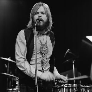 Eero Raittinen soittaa ja laulaa 1971.
