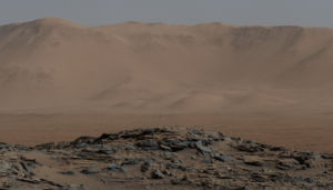 På Mars yta gör mängden strålning det svårt för liv att existera. Foto taget av Curiosity - Naukluft-platån i Gale-kratern
