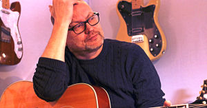 Teuvo blev första låten som Niklas Nylund spelade trummor på. Niklas Nylund i sin studio i Borgå.