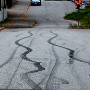 Tydliga däckspår på gata.