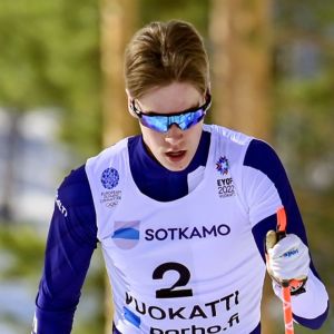Niko Anttola skidar i pojkarnas klassiska lopp i Vuokatti under Europeiska ungdoms-OS.