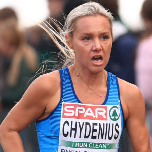 Nina Chydenius löper.