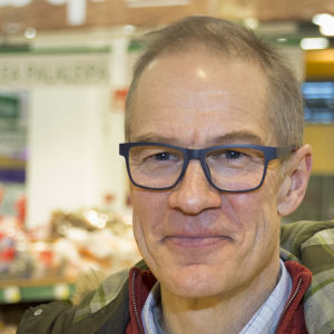 Ravitsemustieteen professori Mikael Fogelholm kuvattuna Viikin Prismassa.