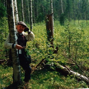 Paul Jansson söker gamla frontlinjer i skogen. Paul Jansson söker gamla frontlinjer.