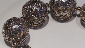 Halsband i silver och guld, design Berndt Lindholm 1973 detalj av ett silverhalsband med guldinslag, halsbandet format som stora kulor.