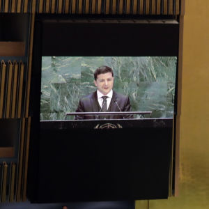 Världsledare sitter och lyssnar på Volodymyr Zelenskyj som talar inför FN:s generalförsamling.