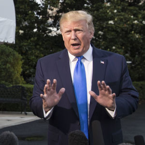 Donald Trump svarar på journalisternas frågor utanför Vita huset.