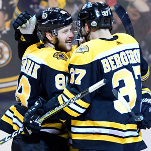 Boston Bruins hade en skön hemmakväll. Boston Bruins firar.