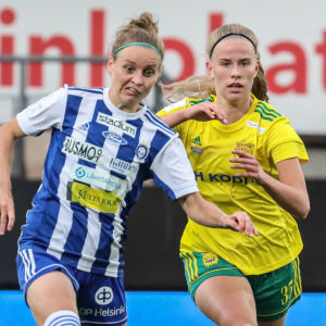 Armi Heikkilä (till höger) är kvar i Ilves. Här i en närkamp mot Essi Sainio – skadad i HJK just nu. Essi Sainio och Armi Heikkilä i kamp om bollen.