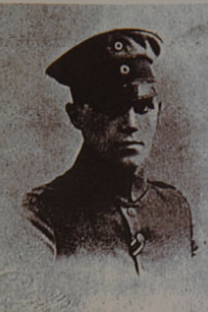 Olof Lagus, men det kan också vara hans yngre bror Ruben Lagus. Olof dog i inbördeskriget Ruben Lagus blev generalmajor. Han blev den första Mannerheimriddaren Jägare Olof (eller Ruben?) Lagus