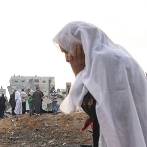 En palestinsk kvinna ser ner på förödelsen i staden Beit Lahia i norra Gazaremsan den 13 maj 2021.
