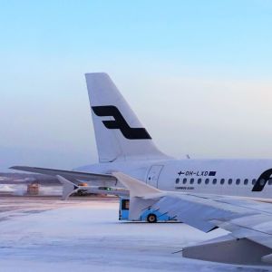 Kuvassa Finnairin lentokone Helsinki-Vantaan lentokentällä lumisessa säässä.
