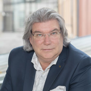 Sen får vi göra bokslut och se hur väl vi lyckades, säger Mikael Lindfelt om årets antagning till ÅA som i år avgörs långt mer än planerat på basis av studentbetyg. Mikael Lindfelt prorektor vid Åbo Akademi sitter i fåtölj med händerna ihop i famnen.