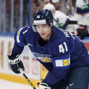 Finländsk hockeyspelare med puck.