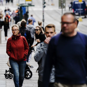 Kuvassa ihmiset kävelevät Helsingin Aleksanterinkadulla heinäkuun alussa vuonna 2020.